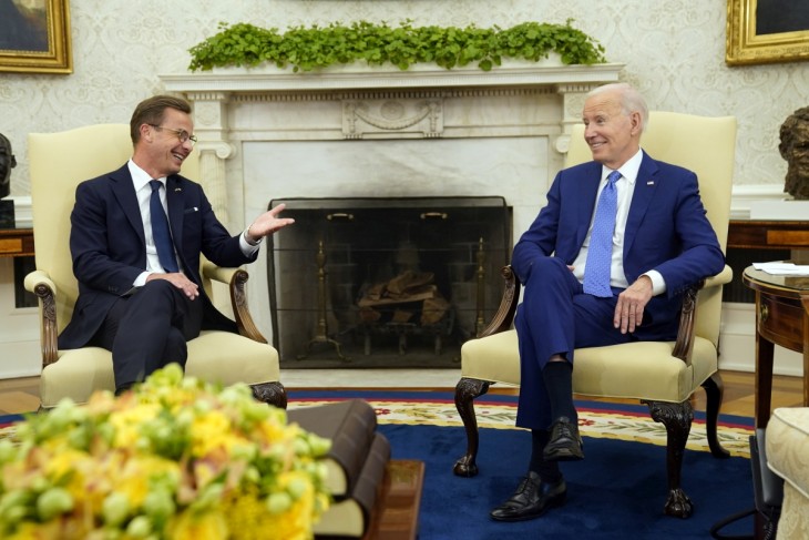 Ulf Kristersson svéd miniszterelnök és Joe Biden amerikai elnök megbeszélést folytat a washingtoni Fehér Ház Ovális irodájában 2023. július 5-én.  Gyakorlatilag kizárt, hogy egyszer sem hangzott el köztük a Hungary szó... Fotó: MTI/AP/Evan Vucci