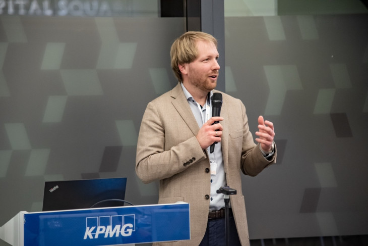  Wieder Gergő, a KPMG kockázatkezelési, szabályozási és ESG tanácsadási szolgáltatások igazgatója a Klasszis Talks & Wine - Fenntarthatóság 2026. februári klubkonferencián