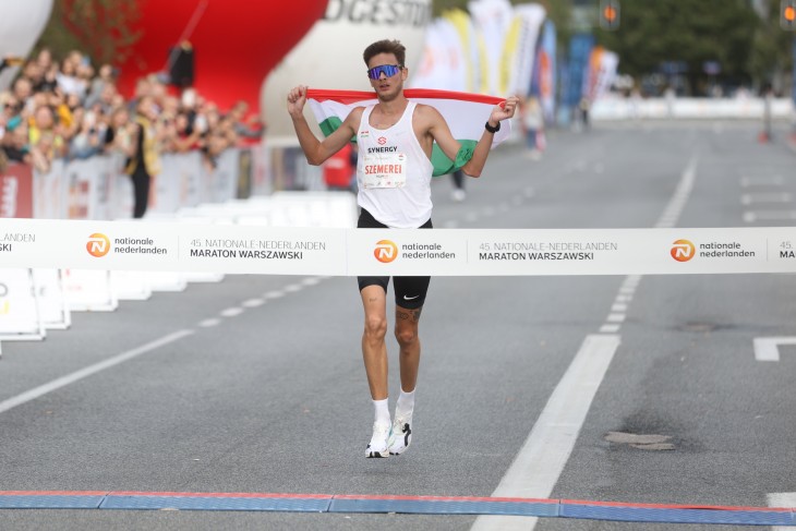 Szemerei Levente elsőként ér célba a 45. Varsói Maratonon 2023. szeptember 24-én. Fotó: EPA/Rafal Guz