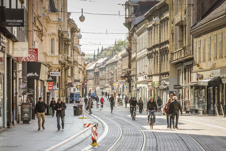 Ez már az euróövezet – járókelők Zágráb belvárosában. Fotó: Depositphotos