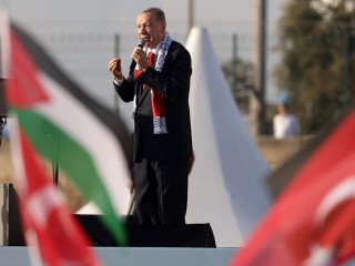 Recep Tayyip Erdogan török elnök egy palesztin párti tüntetésen Isztambulban 2023. október 28-án. Fotó: EPA/ERDEM SAHIN 