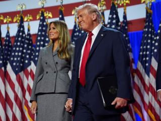  Donald Trump republikánus elnökjelölt a feleségével, Melaniával, miután bejelentette győzelmét az amerikai elnökválasztás és kongresszusi választások utáni eredményvárón a floridai West Palm Beachben 2024. november 6-án hajnalban