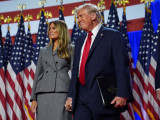  Donald Trump republikánus elnökjelölt a feleségével, Melaniával, miután bejelentette győzelmét az amerikai elnökválasztás és kongresszusi választások utáni eredményvárón a floridai West Palm Beachben 2024. november 6-án hajnalban