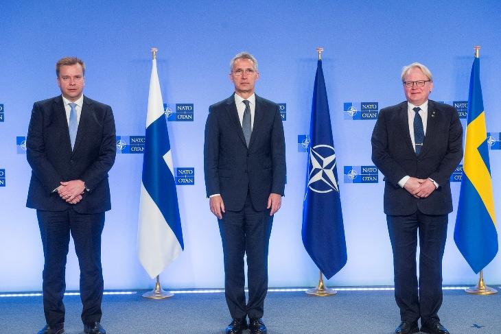 Antti Kaikkonen akkori finn védelmi miniszter, Jens Stoltenberg NATO-főtitkár és Peter Hultqvist akkori svéd védelmi miniszter a katonai szövetség rendkívüli ülésén Brüsszelben 2022. március 16-án. Fotó: NATO