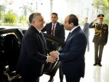 Abdel-Fattáh esz-Szíszi egyiptomi államfő (j) fogadja Orbán Viktor miniszterelnököt a kairói elnöki palotában 2023. február 28-án. Fotó: MTI/Miniszterelnöki Sajtóiroda/Fischer Zoltán