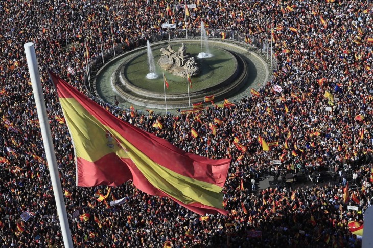 A katalán szeparatistáknak amnesztiát biztosító jogszabály ellen tüntetnek Madridban.  Fotó: MTI/EPA/EFE/Fernando Alvarado