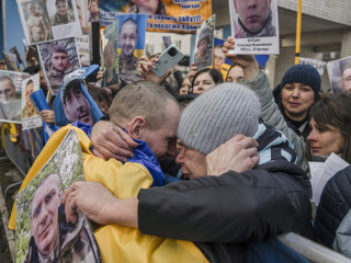 Hozzátartozóját öleli egy orosz hadifogságból szabadult ukrán katona, miután különbusszal hazaérkezett Ukrajnába 2026. március 6-án. Ezen a napon a háborúban álló Oroszország és Ukrajna egyaránt szabadon engedett újabb 300-300 hadifoglyot.