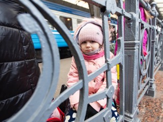 Egy ukrán menekült kislány Lvivben 2022. március 7-én.  Fotó: Depositphotos