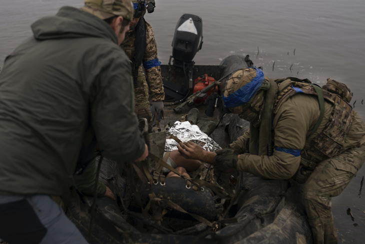 Ukrán tengerészgyalogosok átkelnek a Dnyeper folyón egy sérült társukkal a kelet-ukrajnai Herszon közelében húzódó frontvonalnál 2023. október 14-én. Fotó: MTI/AP/Alex Babenko