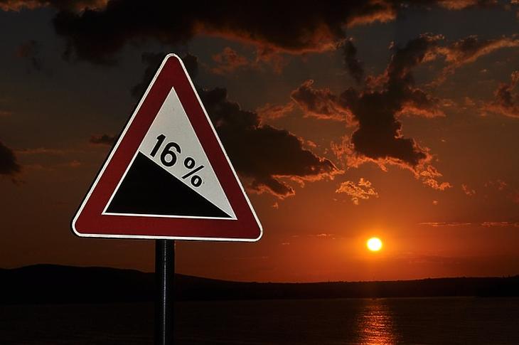 A defláció réme kopogtat, 18 százalékos esést jósol a nagyágyú