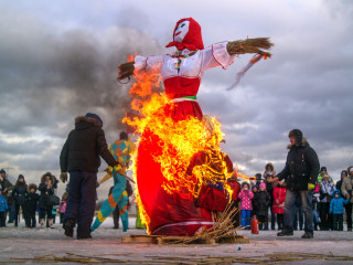 Bábuégetés és blini kaviárral – maszlenyicán Oroszországban