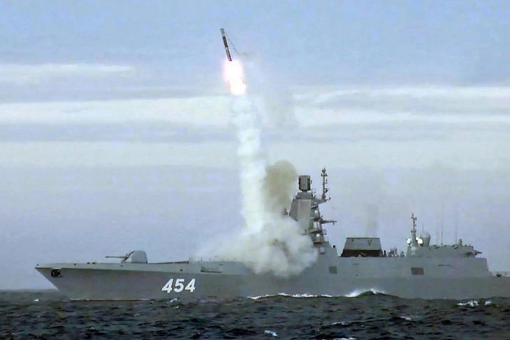 A videofelvételből kivágott képen elvileg egy Cirkon rakéta indítását láthatjuk a Gorskov admirális fregatt fedélzetéről - úgy tűnik, már nem kell hozzá hajó