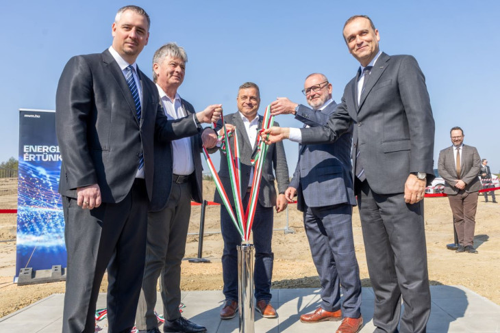 Nagy László, a Szabályozott Tevékenységek Felügyeleti Hatóságának elnöke, Visnyei Miklós, Zsana polgármestere, Bányai Gábor, a térség fideszes országgyűlési képviselője, Lantos Csaba energiaügyi miniszter és Mátrai Károly, az MVM Csoport vezérigazgatója elhelyezik az időkapszulát Magyarország első hibrid geotermikus rendszere kiépítésének projektindítóján Zsana közelében 2026. március 24-én