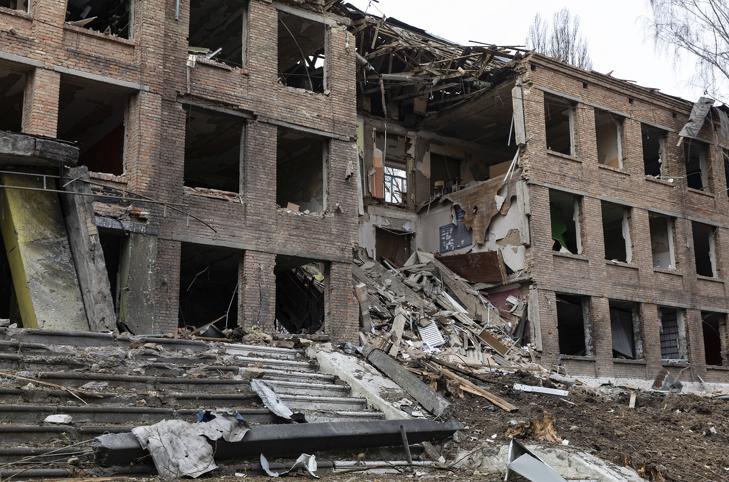 Rakétatámadásban megrongálódott iskolaépület a Kijev közelében fekvő Vaszilkivben. Fotó: MTI/EPA/Mihail Palincsak