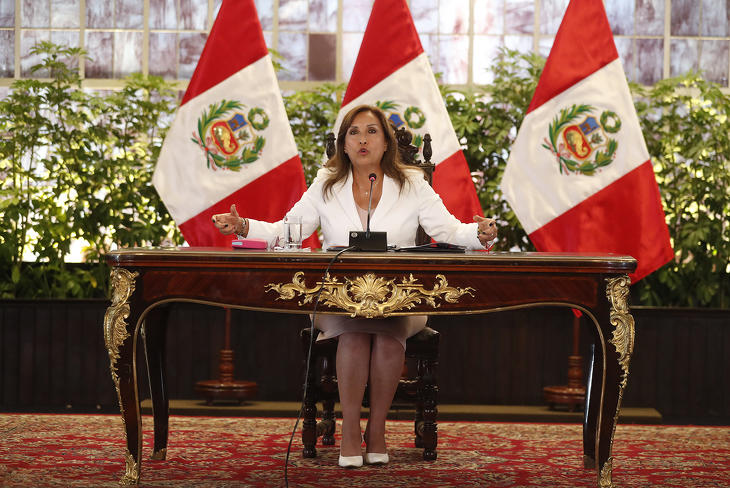 Dina Boluarte perui elnök sajtótájékoztatót tart Limában 