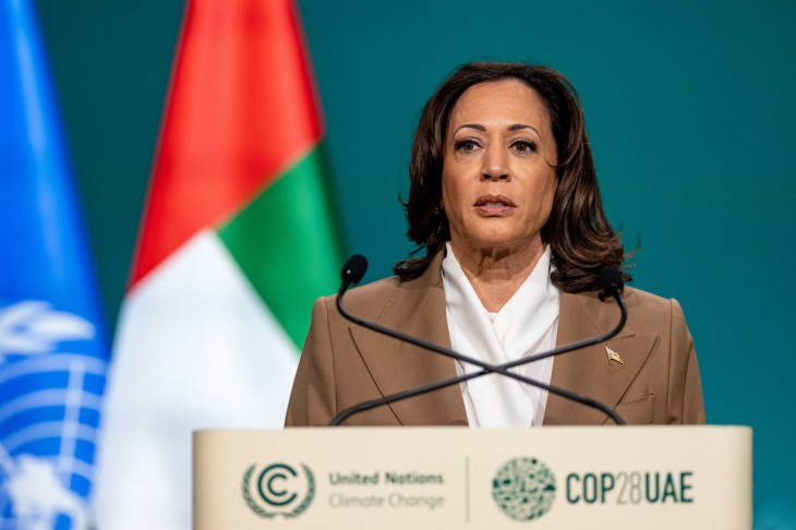 Kamala Harris amerikai alelnök beszédet mond az ENSZ 28. nemzetközi éghajlatváltozási konferenciájának (COP28) kétnapos csúcstalálkozóján Dubajban 2023. december 2-án. Fotó: MTI/EPA/Martin Divisek