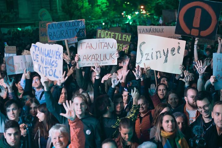 A tanárok melletti szolidaritási tüntetés és koncert résztvevői Budapesten, a Kossuth téren 2022. október 5-én. Fotó: MTI/Illyés Tibor