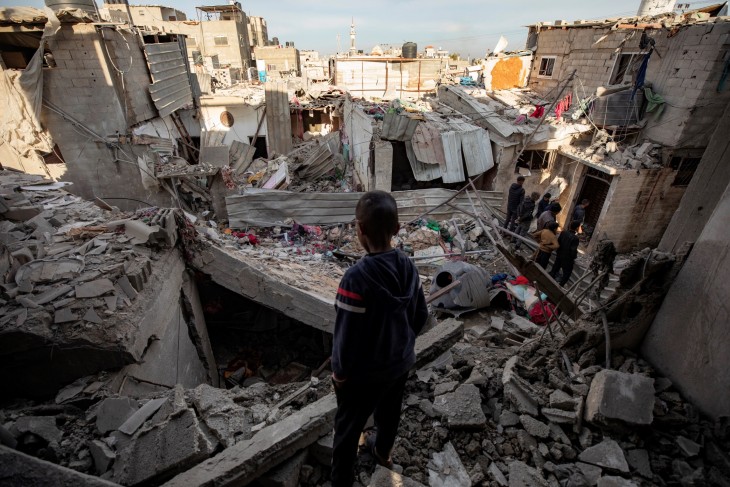A rafahi menekülttábor egy izraeli légicsapás után 2024. február 12-én. Fotó: EPA/HAITHAM IMAD  