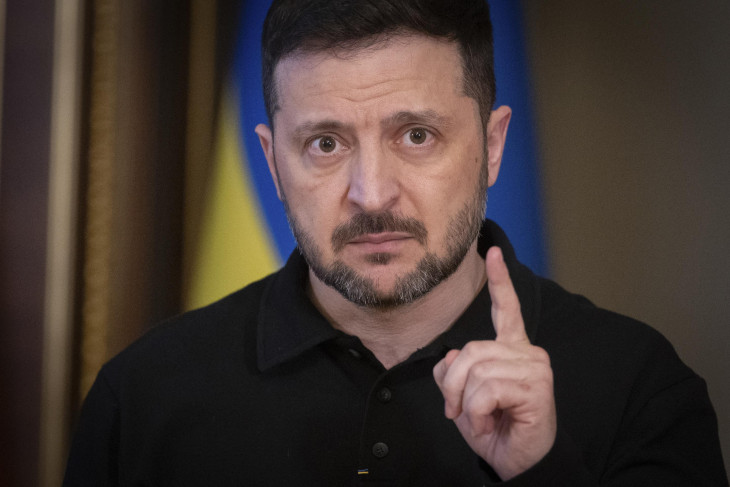 Volodimir Zelenszkij sajtóértekezletet tart kijevi hivatalában 2025. április 17-én – egyre nagyobb nyomás nehezedik rá