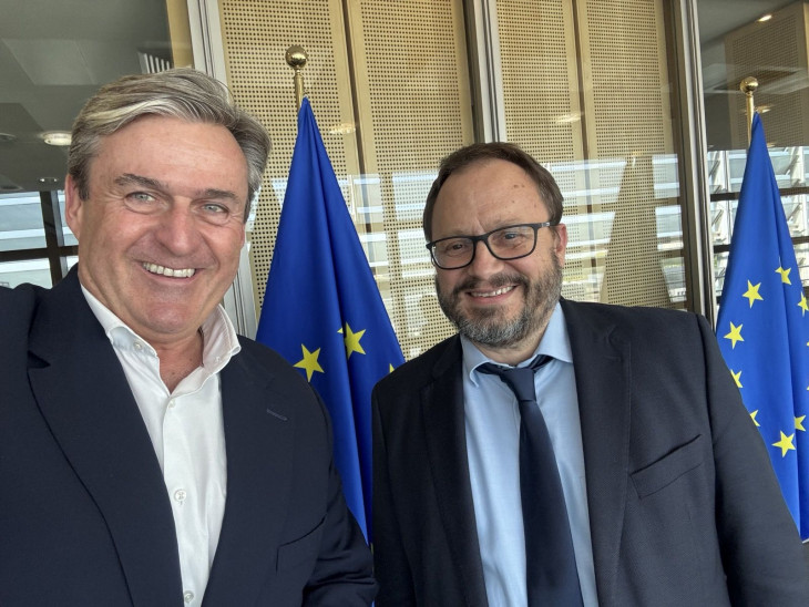 Kapitány István (balról) és Kármán András már Brüsszelben van, és szerdán Magyar Péter is csatlakozik hozzájuk