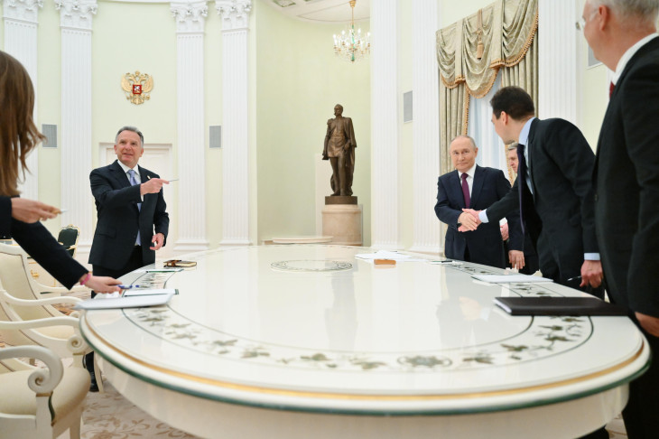 Vlagyimir Putyin(jobb oldalon) Steven Witkoffot (bal oldalon) fogadja a moszkvai Kremlben 2025. április 25-én