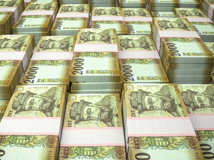 Beépülhet az árakba a 400 forint feletti euró? Hogyan tudnak talpon maradni a vállalatok? 