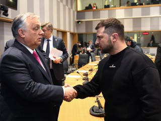 Orbán Viktor és Volodimir Zelenszkij kézfogása a brüsszeli EU-csúcson 2023. február 9-én. Fotó: Európai Tanács     