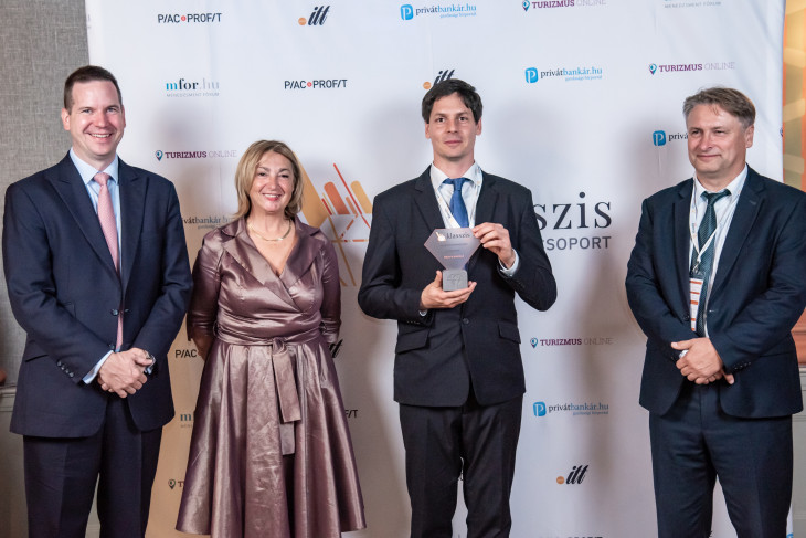Dr. Ács Barnabás, fenntarthatósági szakértő, a Londoni Tőzsdecsoport Fenntartható Finanszírozási Megoldások igazgatója; Ács Zsuzsanna, a Privátbankár.hu tulajdonos-ügyvezetője; Kovács István , az Erste Alapkezelő (Az Év ESG Alapkezelője) portfóliómenedzsere;  Temmel András, a Befektetési Alapkezelők és Vagyonkezelők Magyarországi Szövetségének (BAMOSZ) főtitkára a Privátbankár.hu ESG alapkezelői díjátadóján 2024. október 1-jén.