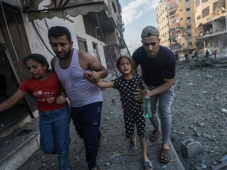 Menekülő palesztinok egy izraeli légitámadás után Gázavárosban 2023. október 21-én. Fotó: EPA/MOHAMMED SABER 
