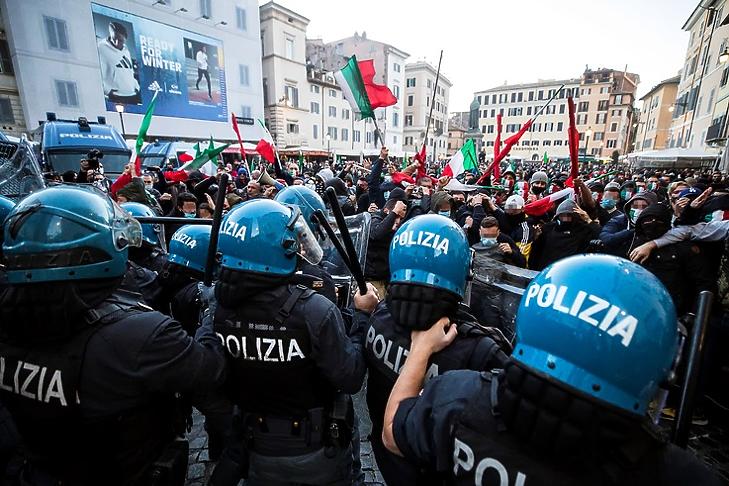 Karantén ellenes tüntetők csapnak össze rendőrökkel a Piazza Campo dei Fiorin Rómában 2020. október 31-én. EPA/ANGELO CARCONI