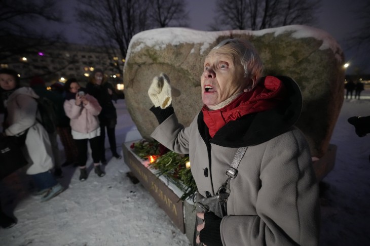 Az Alekszej Navalnij orosz ellenzéki politikusról megemlékezőkhöz szól a 83 éves Ljudmila a politikai elnyomás áldozatainak szentpétervári emlékművénél 2024. február 16-án. Fotó: MTI/AP/Dmitrij Loveckij