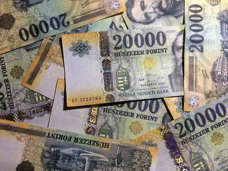 A pénzükön ülnek a magyar gazdagok, a szegények inkább kifizették tartozásaikat
