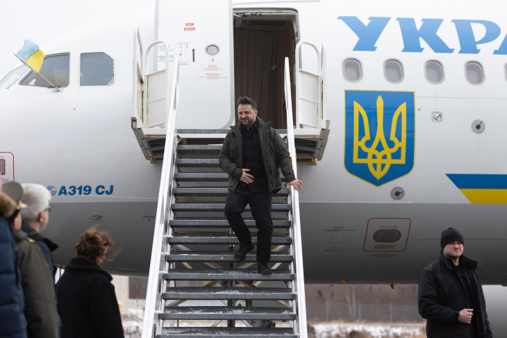Volodimir Zelenszkij ukrán elnök a kanadai Halifax repülőterére érkezik 2025. december 27-én