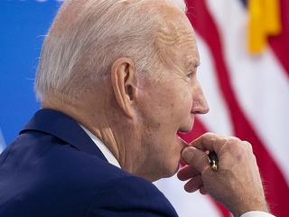 Sötét fellegek: Joe Biden óriási kihívásokkal szembesülhet 2022-ben