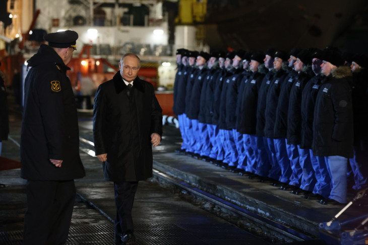 Vlagyimir Putyin orosz elnök (k) az Arhangelszk nevű, 885M Jaszeny-M típusú atommeghajtású tengeralattjáró fedélzetén Murmanszkban 2025. március 27-én.