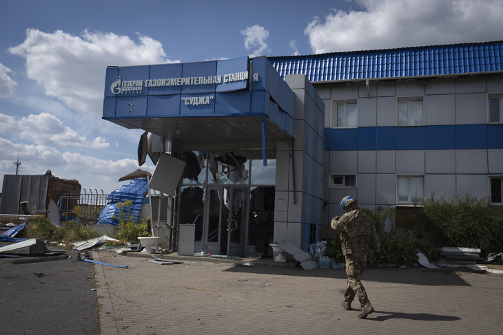 A Gazprom orosz állami gázipari monopólium gázmérőállomása előtt egy ukrán katona az Ukrajnával határos oroszországi Kurszki területen fekvő Szudzsában 2024. augusztus 16-án