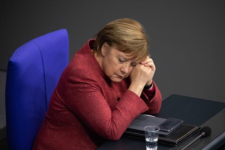 Nehéz idők:  Angela Merkel a Bundestag ülésén Berlinben 2020. december 9-én. EPA/HAYOUNG JEON 