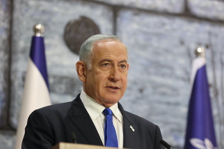 Benjámin Netanjahu volt miniszterelnök, a jobboldali Likud vezetője beszédet mond a jeruzsálemi elnöki rezidencián, miután Jichák Hercog izraeli elnök kormányalakítással bízta meg 2022. november 13-án. Fotó: MTI/EPA/Abir Szultan