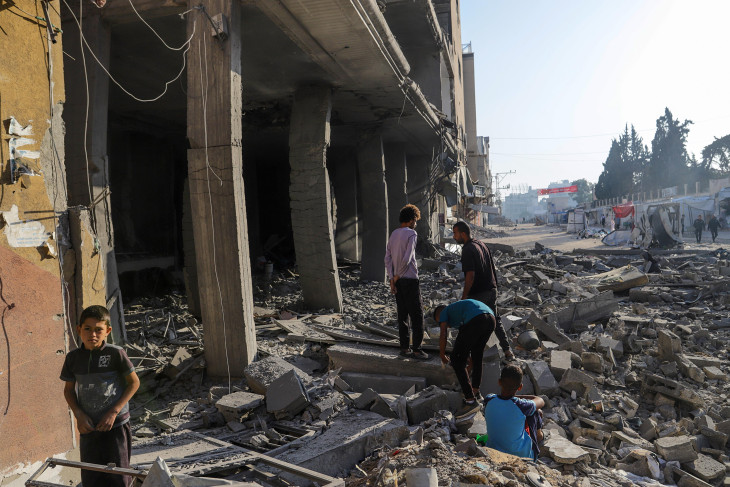 Izraeli légicsapásokban megrongálódott lakóépület Gázában 2025. május 22-én.