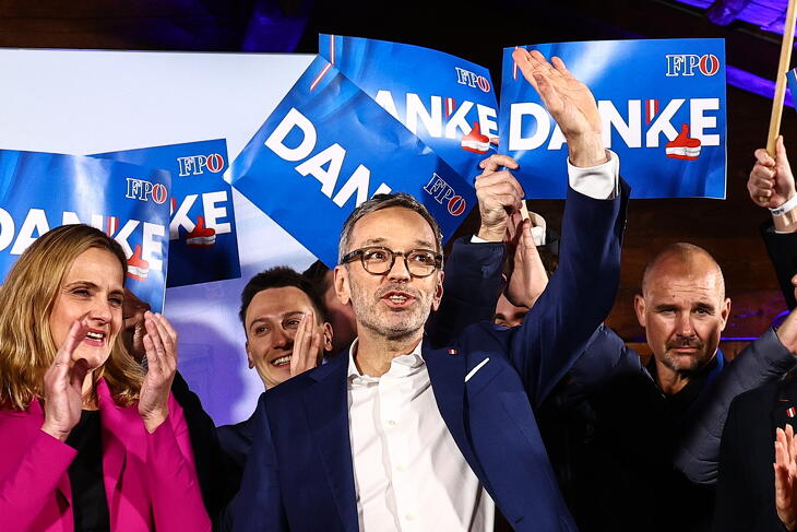 Herbert Kickl, a Szabadságpárt elnöke (középen) hétfőn az államfővel találkozik