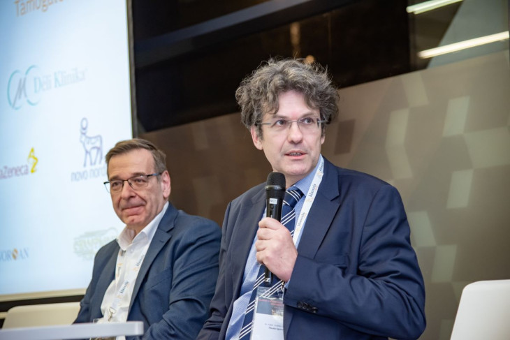 Reaktív gyógyászat helyett több prevenció kellene &ndash; bal oldalt Dr. Skorán Ottó, mellette Dr. Zrubka Zsombor