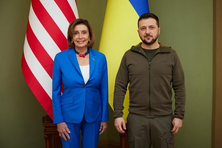 Nancy Pelosi és Volodimir Zelenszkij találkozójuk előtt Kijevben 2022. április 30-án. EPA/UKRAINIAN PRESIDENTIAL PRESS SERVICE