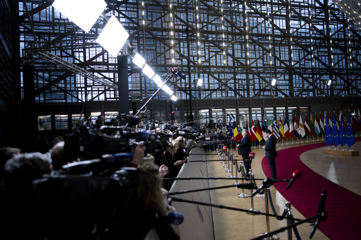 A Miniszterelnöki Kommunikációs Főosztály által közreadott képen Orbán Viktor miniszterelnök (j2) nyilatkozik a sajtó képviselőinek az uniós tagállamok csúcstalálkozója előtt Brüsszelben 2025. december 18-án. Jobbról Máté János, a Miniszterelnöki Programirodát vezető államtitkár