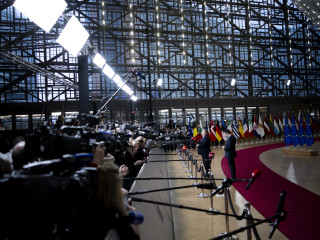 A Miniszterelnöki Kommunikációs Főosztály által közreadott képen Orbán Viktor miniszterelnök (j2) nyilatkozik a sajtó képviselőinek az uniós tagállamok csúcstalálkozója előtt Brüsszelben 2025. december 18-án. Jobbról Máté János, a Miniszterelnöki Programirodát vezető államtitkár