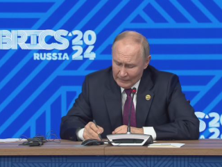 Vlagyimir Putyin szorgalmasan jegyzetel