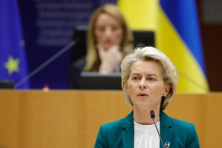 Ursula von der Leyen az Európai Parlament rendkívüli plenáris ülésén Brüsszelben 2022. március elsején. (EPA/STEPHANIE LECOCQ)      