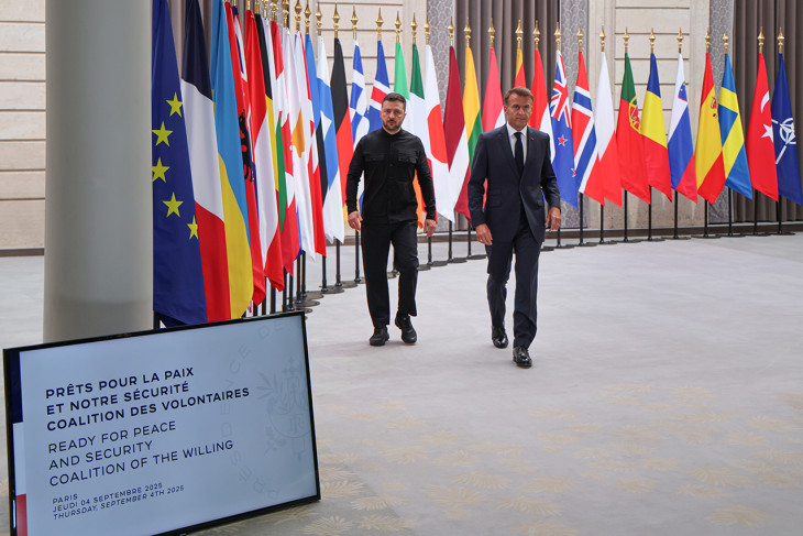 Volodimir Zelenszkij ukrán elnök és Emmanuel Macron francia elnök érkezik az Ukrajnát az Oroszország elleni háborúban támogató nemzetközi koalíció tanácskozására 2025. szeptember 4-én  MTI/EPA/AFP pool/Ludovic Marin