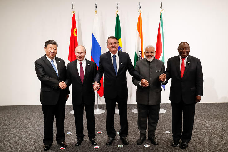 A BRICS-országok vezetőinek informális találkozója a 2019-es oszakai G20-csúcson. Előbb szúrnák hátba egymást, mint hogy meg tudnák törni a nyugati egységet? Fotó: Wikimedia