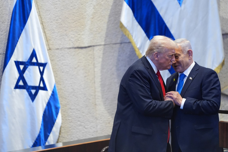 Donald Trump Benjámin Netanjahu izraeli miniszterelnökkel az izraeli parlament, a kneszet jeruzsálemi üléstermében a tiszteletére tartott rendkívüli ülésen 2025. október 13-án