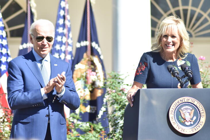 Joe és Jill Biden: a first lady fontos támasza férjének - néha sajnos már szó szerint is rá támaszkodik